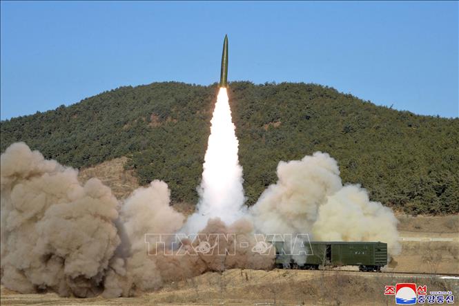 Trong ảnh (hình ảnh do Hãng thông tấn Trung ương Triều Tiên công bố ngày 15/1/2022): Tên lửa được phóng thử nghiệm trong cuộc diễn tập của trung đoàn tên lửa đường sắt Triều Tiên tại tỉnh Bắc Pyongan. Ảnh: AFP/TTXVN