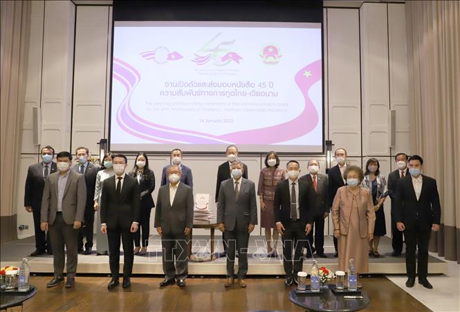 Trong ảnh: Các đại biểu tại lễ ra mắt cuốn sách “Việt Nam – Thái Lan trong mối quan hệ đối tác chiến lược tăng cường”. Ảnh: Hữu Kiên - PV TTXVN tại Thái Lan