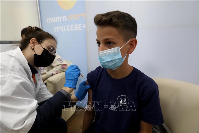 Trong ảnh: Nhân viên y tế tiêm vaccine ngừa COVID-19 cho trẻ em tại Modiin, Israel, ngày 12/1/2022. Ảnh: THX/TTXVN 