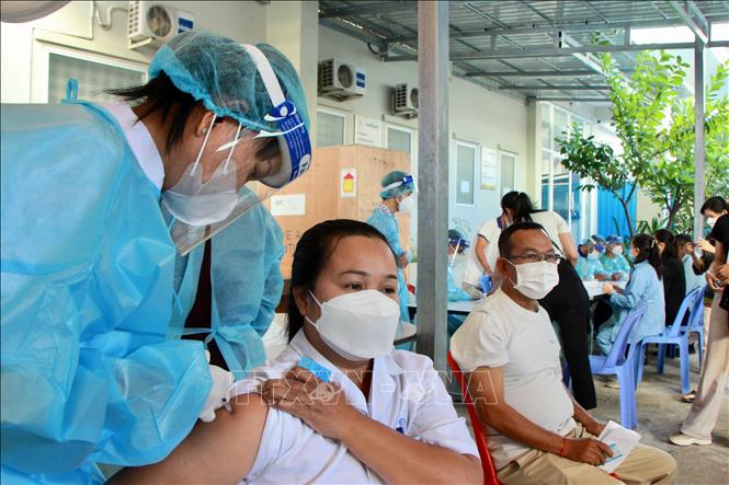 Trong ảnh: Nhân viên y tế tiêm vaccine phòng COVID-19 cho người dân tại Phnom Penh, Camphuchia, ngày 14/1/2022. Ảnh: THX/TTXVN