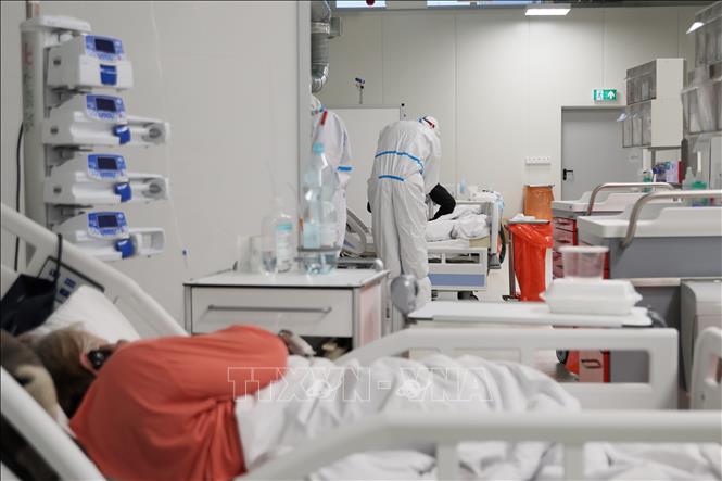 Trong ảnh: Bệnh nhân COVID-19 được điều trị tại bệnh viện ở Warsaw, Ba Lan, ngày 13/1/2022. Ảnh: PAP/TTXVN