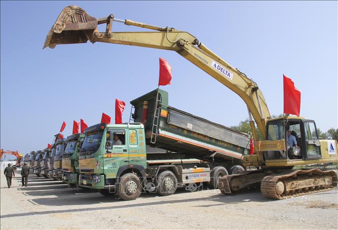 Trong ảnh: Các phương tiện thi công khởi công dự án. Ảnh: Nguyên Lý-TTXVN