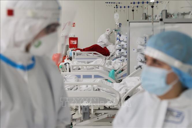 Trong ảnh: Bệnh nhân COVID-19 được điều trị tại bệnh viện ở Warsaw, Ba Lan, ngày 13/1/2022. Ảnh: PAP/TTXVN