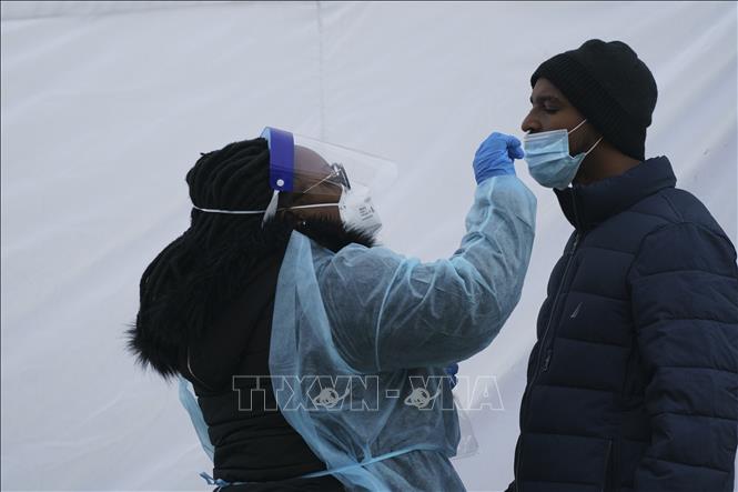 Trong ảnh: Nhân viên y tế lấy mẫu xét nghiệm COVID-19 cho người dân tại Washington, D.C., Mỹ ngày 13/1/2022. Ảnh: THX/TTXVN