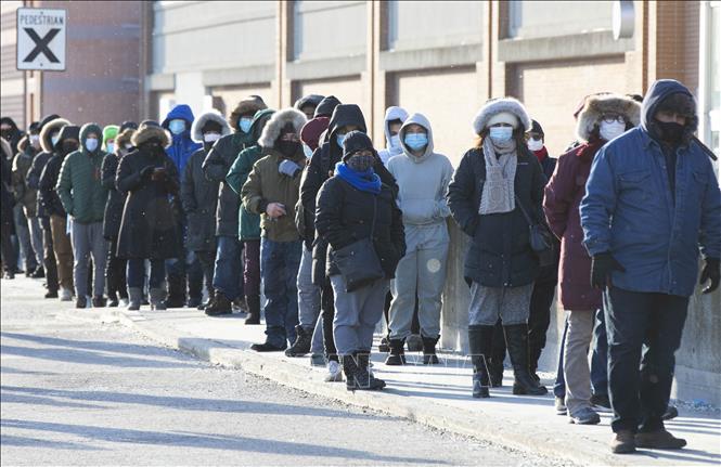 Trong ảnh: Người dân chờ xét nghiệm COVID-19 tại Toronto, Ontario, Canada, ngày 14/1/2022. Ảnh: THX/TTXVN