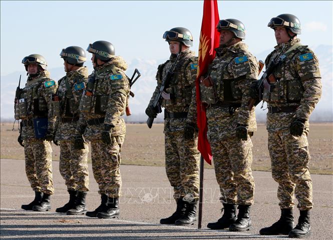 Trong ảnh: Lực lượng giữ gìn hoà bình Kyrgyzstan thuộc Tổ chức Hiệp ước an ninh tập thể (CSTO) trở về căn cứ quân sự Scorpion ở thị trấn Tokmok, sau khi tham gia sứ mệnh thiết lập lại trật tự tại Kazakhstan, ngày 14/1/2022. Ảnh: AFP/TTXVN