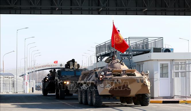 Trong ảnh: Xe quân sự của quân đội Kyrgyzstan thuộc Lực lượng giữ gìn hoà bình Tổ chức Hiệp ước an ninh tập thể (CSTO) qua cửa khẩu Ak-Zhol - Kordai ở biên giới giữa Kyrgyzstan và Kazakhstan để về vùng Chuy, sau khi tham gia sứ mệnh thiết lập lại trật tự tại Kazakhstan, ngày 14/1/2022. Ảnh: AFP/TTXVN