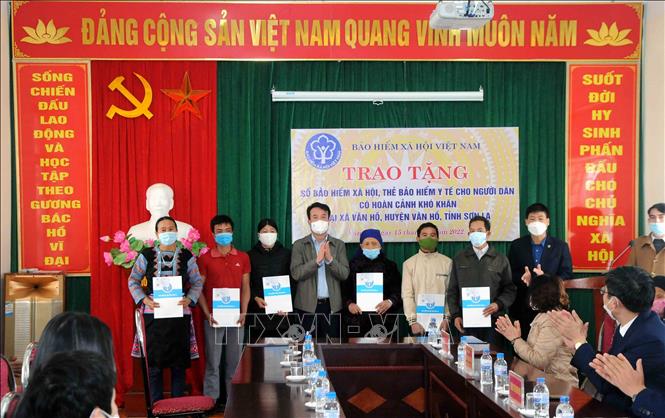 Trong ảnh: Tặng thẻ Bảo hiểm Y tế cho người dân có hoàn cảnh khó khăn trên địa bàn xã Vân Hồ, huyện Vân Hồ, tỉnh Sơn La. Ảnh: Quang Quyết-TTXVN