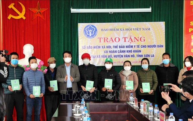 Trong ảnh: Tặng sổ Bảo hiểm xã hội cho người dân có hoàn cảnh khó khăn trên địa bàn xã Vân Hồ, huyện Vân Hồ, tỉnh Sơn La. Ảnh: Quang Quyết-TTXVN