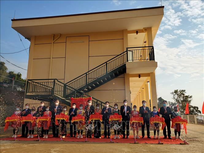 Lễ cắt băng khánh thành công trình nhà bán trú học sinh Trường Phổ thông Dân tộc bán trú Trung học Cơ sở xã Chiềng Công, huyện Mường La, tỉnh Sơn La. Ảnh: TTXVN phát