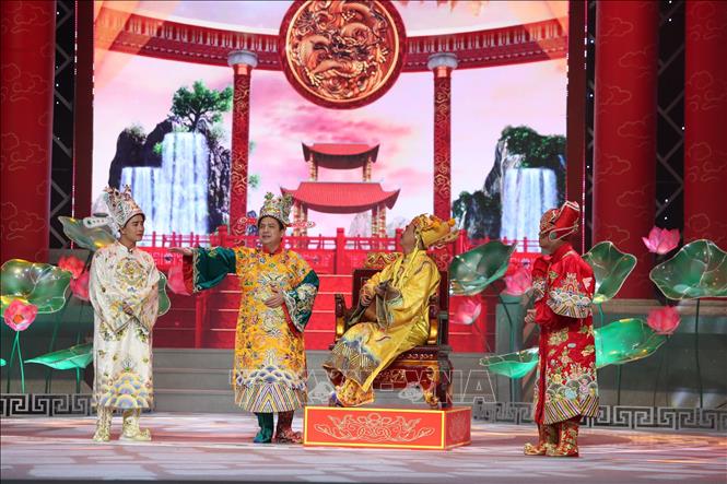 Ngọc Hoàng (NSƯT Quốc Khánh) gây bất ngờ khi lần đầu tiên trổ tài đánh đàn tại “Táo quân”. Ảnh: TTXVN phát