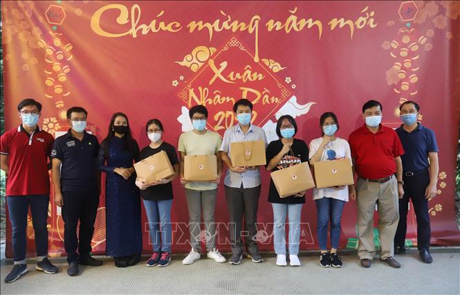 Đại sứ Mai Phước Dũng và đại diện Ban Liên lạc trao quà Tết cho các em học sinh, sinh viên Việt Nam tại Singapore không về quê ăn Tết. Ảnh: Lê Dương-P/v TTXVN tại Singapore