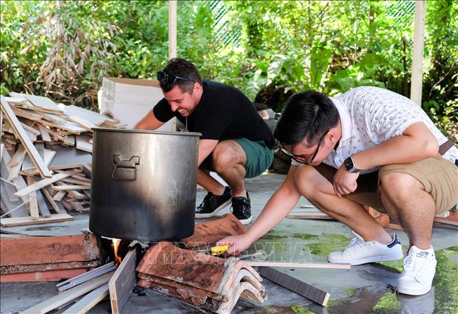 Công tác chuẩn bị luộc bánh chưng sau cuộc thi. Ảnh: Lê Dương-P/v TTXVN tại Singapore