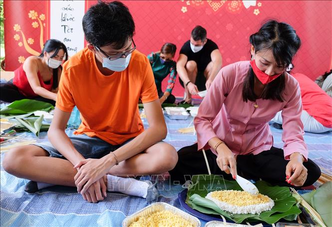 Đội tuyển “gia đình” hai mẹ con chị Trần Thiên Nga tham gia cuộc thi gói bánh chưng ngày 15/1/22. Ảnh: Lê Dương-P/v TTXVN tại Singapore