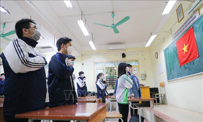Trong ảnh: Học sinh trường trường THPT Việt Đức (quận Hoàn Kiếm) chào cờ trong sáng thứ Hai, đầu tuần. Ảnh: Thanh Tùng - TTXVN