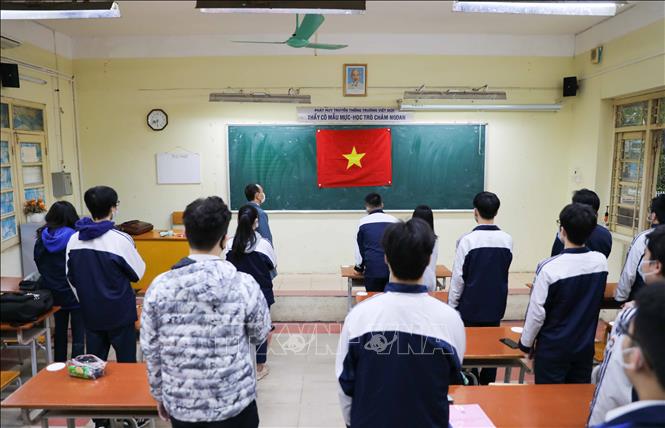 Trong ảnh: Học sinh trường trường THPT Việt Đức (quận Hoàn Kiếm) chào cờ trong sáng thứ Hai, đầu tuần. Ảnh: Thanh Tùng - TTXVN