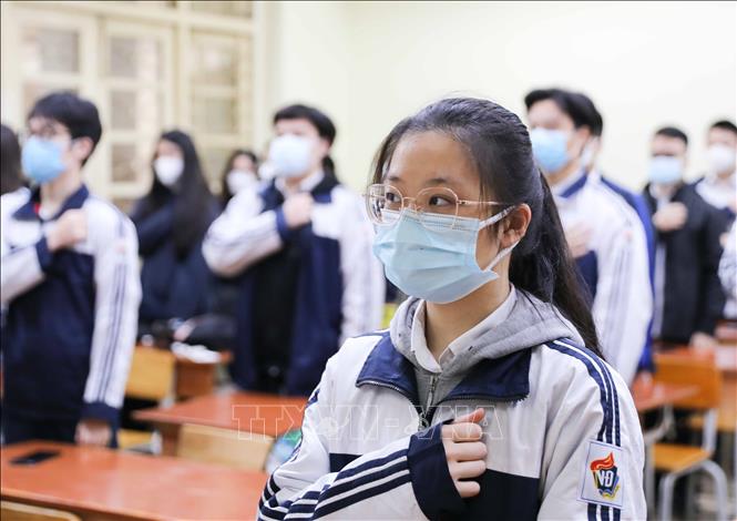 Trong ảnh: Học sinh trường trường THPT Việt Đức (quận Hoàn Kiếm) chào cờ trong sáng thứ Hai, đầu tuần. Ảnh: Thanh Tùng - TTXVN