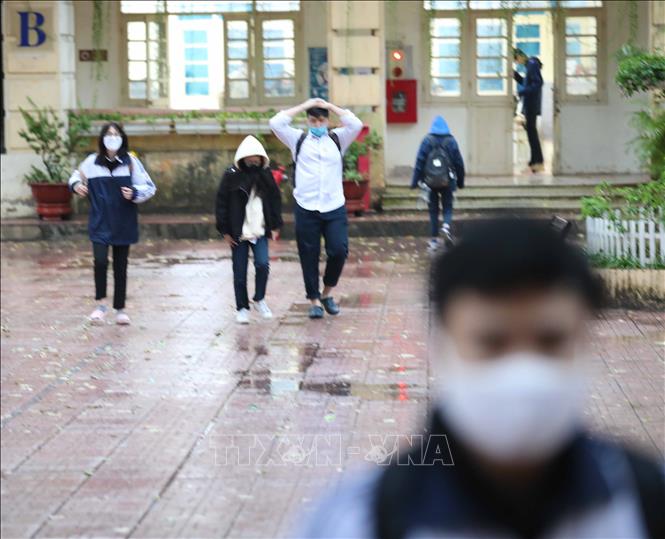 Trong ảnh: Học sinh lớp 12 trường THPT Việt Đức (quận Hoàn Kiếm) tới trường học trực tiếp từ sáng 17/1/2022. Ảnh: Thanh Tùng - TTXVN