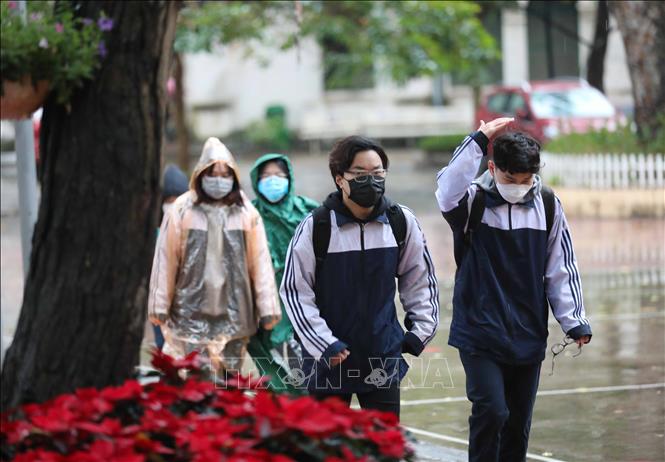 Trong ảnh: Học sinh lớp 12 trường THPT Việt Đức (quận Hoàn Kiếm) tới trường học trực tiếp từ sáng 17/1/2022. Ảnh: Thanh Tùng - TTXVN