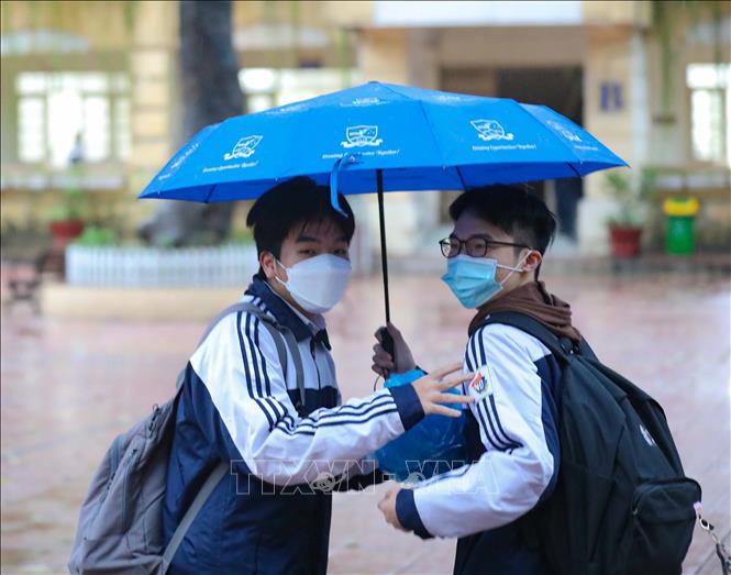 Trong ảnh: Học sinh lớp 12 trường THPT Việt Đức (quận Hoàn Kiếm) tới trường học trực tiếp từ sáng 17/1/2022. Ảnh: Thanh Tùng - TTXVN