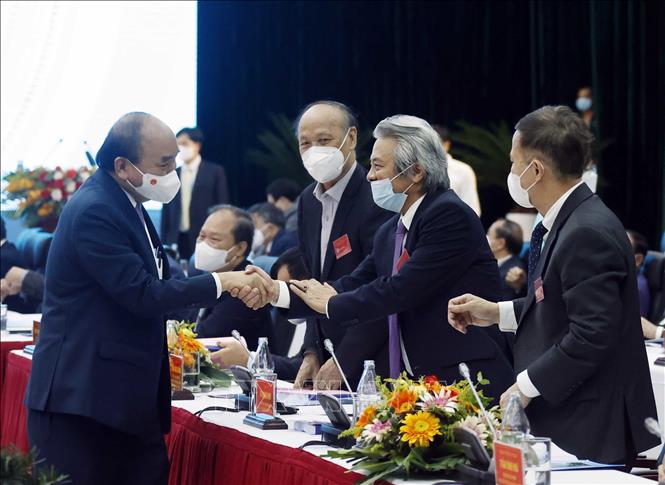Chủ tịch nước Nguyễn Xuân Phúc với các đại biểu tham dự hội thảo. Ảnh: Thống Nhất-TTXVN
