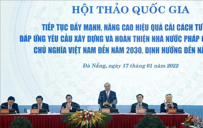 Chủ tịch nước Nguyễn Xuân Phúc cùng các đồng chí lãnh đạo Đảng và Nhà nước chủ trì hội thảo. Ảnh: Thống Nhất-TTXVN

