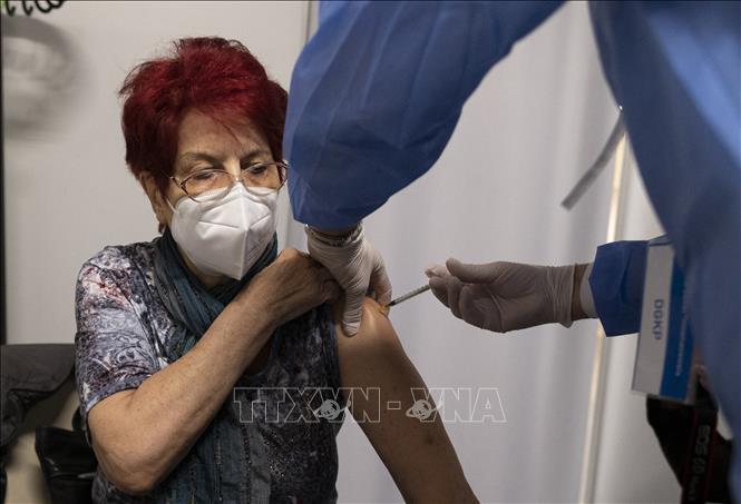 Trong ảnh: Nhân viên y tế tiêm vaccine phòng COVID-19 cho người dân tại Vienna, Áo. Ảnh: AFP/TTXVN