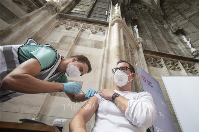 Trong ảnh: Nhân viên y tế tiêm vaccine phòng COVID-19 cho người dân tại Vienna, Áo. Ảnh: AFP/ TTXVN