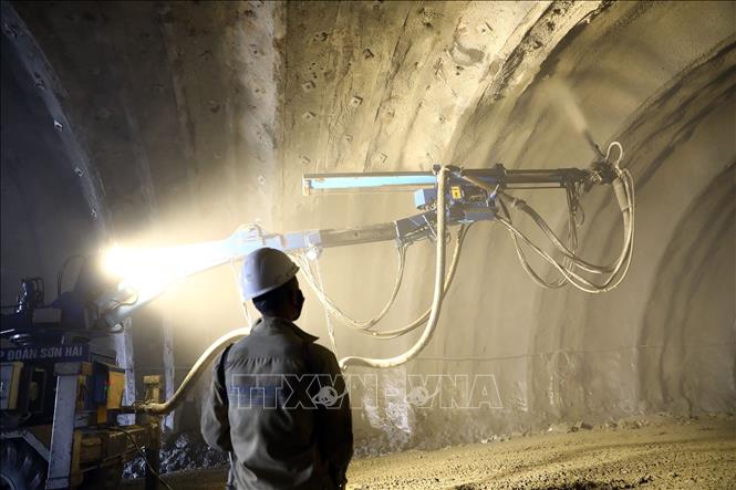 Công nhân của Tập đoàn Sơn Hải đang tiến hành khoan phụt bê tông gia cố tại hầm phía Nam. Ảnh: Huy Hùng - TTXVN