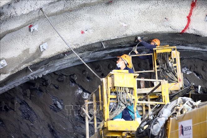 Hầm được thi công theo công nghệ NATM của Áo, đào hầm bằng phương pháp khoan nổ, được chống đỡ bằng néo kết hợp với bê tông phun. Ảnh: Huy Hùng - TTXVN
