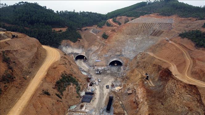 Cửa hầm phía Nam địa phận thị xã Hoàng Mai (Nghệ An). Ảnh: Huy Hùng - TTXVN