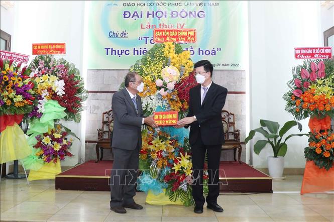 Photo: Deputy head of the Government Committee for Religious Affairs Nguyen Tien Trong congratulates the fouth general assembly of the Vietnam Seventh-Day Adventist. VNA Photo: Xuân Khu