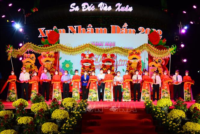 Trong ảnh: Các đại biểu thực hiện nghi thức cắt băng khai mạc lễ hội hoa Xuân “Sa Đéc vào Xuân”. Ảnh: Nhựt An - TTXVN
