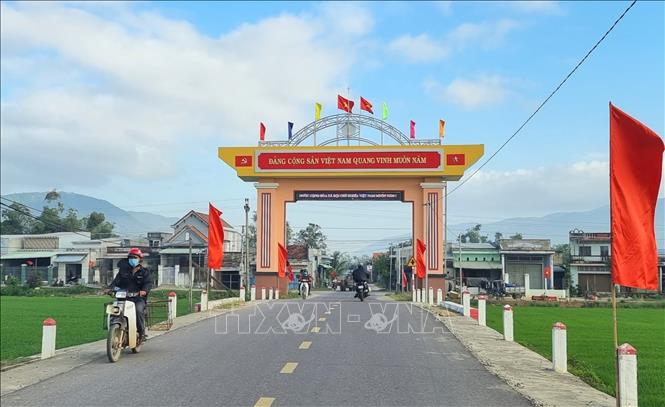 Trong ảnh: Huyện Phù Cát hiện có 100% tuyến đường huyện đảm bảo ô tô đi lại và kết nối với trung tâm hành chính các xã trên địa bàn. Ảnh: Tường Quân - TTXVN