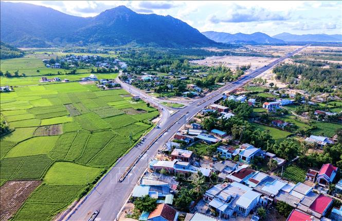 Trong ảnh: Vùng nông thôn huyện Phù Cát (Bình Định) ngày càng phát triển nhờ các trục đường giao thông được kết nối, mở rộng. Ảnh: TTXVN phát