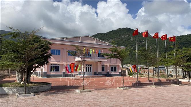 Trong ảnh: Nhà sinh hoạt văn hóa xã Cát Hải (Phù Cát, Bình Định) được đầu tư xây dựng khang trang. Ảnh: Tường Quân - TTXVN