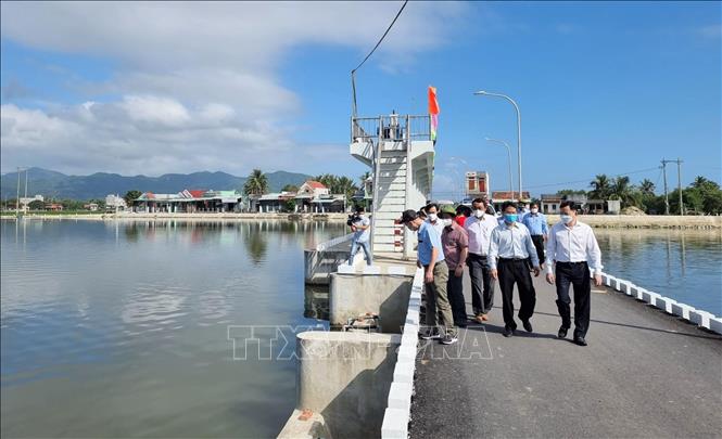 Trong ảnh: Công trình thủy lợi đập dâng Đức Phổ vừa hoàn thành vào cuối năm 2021, phục vụ tưới tiêu, ngăn mặn cho ruộng đồng tại huyện Phù Cát (Bình Định). Ảnh: Tường Quân - TTXVN