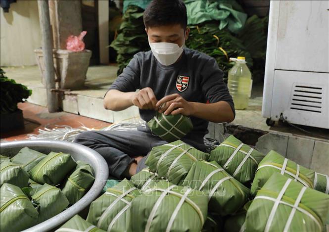Trong ảnh: Để làm ra chiếc bánh chưng ngon đòi hỏi sự kỳ công, khéo léo trong từng công đoạn và đặc biệt là nguyên liệu phải ngon, sạch, có nguồn gốc rõ ràng. Ảnh: Vũ Sinh – TTXVN