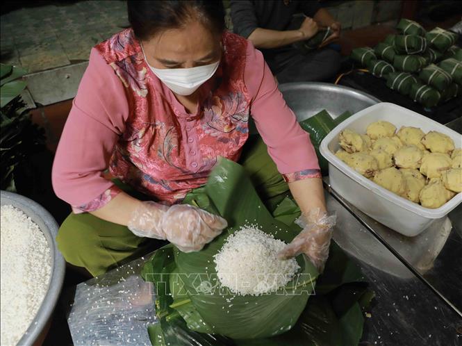 Trong ảnh: Gạo nếp làm bánh chưng phải là gạo nếp cái hoa vàng ở vùng châu thổ sông Hồng, đậu xanh làm nhân là loại hạt nhỏ, ruột vàng, đậm vị bùi mà ngậy. Ảnh: Vũ Sinh – TTXVN