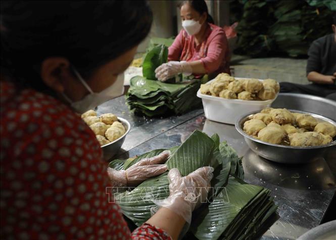 Trong ảnh: Người có tay nghề lâu năm thì mỗi ngày có thể gói đến 2.000 chiếc bánh. Ảnh: Vũ SInh - TTXVN
