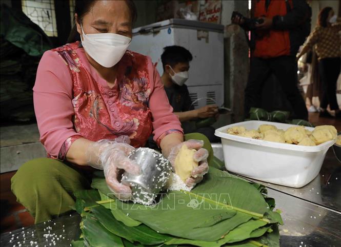 Trong ảnh: Người có tay nghề lâu năm thì mỗi ngày có thể gói đến 2.000 chiếc bánh chưng. Ảnh: Vũ SInh - TTXVN