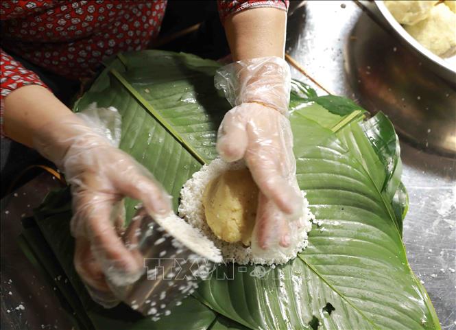 Trong ảnh: Gạo nếp làm bánh chưng phải là gạo nếp cái hoa vàng ở vùng châu thổ sông Hồng, đậu xanh làm nhân là loại hạt nhỏ, ruột vàng, đậm vị bùi mà ngậy. Ảnh: Vũ Sinh – TTXVN