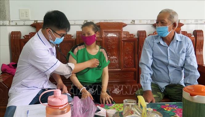 Trong ảnh: Nhân viên Trung tâm Y tế thành phố Tuy Hòa khám sàng lọc trước khi tiêm vaccine phòng COVID-19 tại nhà cho người có bệnh nền. Ảnh: Xuân Triệu - TTXVN
                               