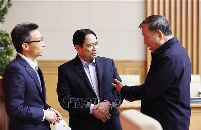 Trong ảnh: Thủ tướng Phạm Minh Chính trao đổi với Phó Thủ tướng Vũ Đức Đam và Bộ trưởng Bộ Công an Tô Lâm. Ảnh: Dương Giang-TTXVN