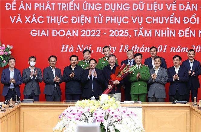 Trong ảnh: Thủ tướng Phạm Minh Chính tặng hoa cho Tổ Công tác triển khai Đề án. Ảnh: Dương Giang-TTXVN