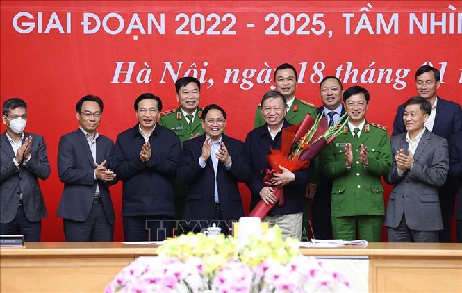 Trong ảnh: Thủ tướng Phạm Minh Chính tặng hoa cho Tổ Công tác triển khai Đề án. Ảnh: Dương Giang-TTXVN