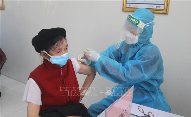 Photo: A lady gets her vaccination shot in the mountainous province of Cao Bang. VNA Photo 