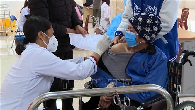 Photo: A person gets vaccination shot in Mong Cai City, Quang Ninh province. VNA Photo 