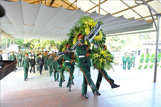 Trong ảnh: Các đoàn của Bộ Quốc phòng vào viếng Liệt sĩ, Trung tá Đỗ Anh. Ảnh: Minh Đức – TTXVN

