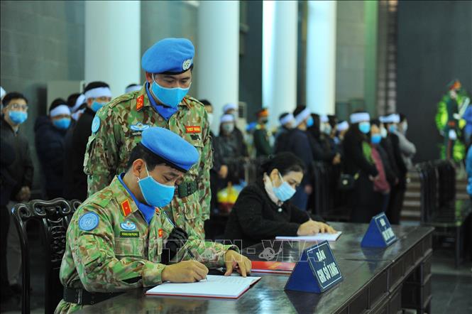 Trong ảnh: Thiếu tướng Hoàng Kim Phụng, Cục trưởng Cục gìn giữ hòa bình Việt Nam ghi sổ tang tại lễ viếng Liệt sĩ, Trung tá Đỗ Anh.Ảnh: Minh Đức – TTXVN